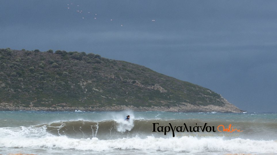 ΕΛΛΑΔΑ: Απίστευτο! Παράτολμοι σέρφερ «τα βάζουν» με τα κύματα του κυκλώνα «Ζορμπά»! ΦΩΤΟΓΡΑΦΙΕΣ